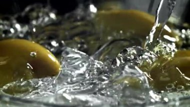 Martini, buzlu ve zeytinli bir bardağa doldurulur. 1000 fps 'de yüksek hızlı bir kamerayla çekildi. Yüksek kaliteli FullHD görüntüler