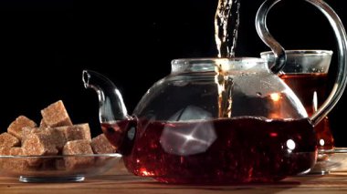 Çaydanlıkta Türk çayı. 1000 fps 'de yüksek hızlı bir kamerayla çekildi. Yüksek kaliteli FullHD görüntüler