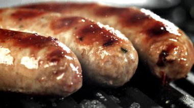 Sosisler yağ damlatarak tavada kızartılır. 1000 fps 'de yüksek hızlı bir kamerayla çekildi. Yüksek kaliteli FullHD görüntüler