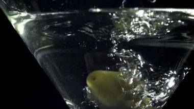 Zeytinler martini bardağına düşer. 1000 fps 'de yüksek hızlı bir kamerayla çekildi. Yüksek kaliteli FullHD görüntüler