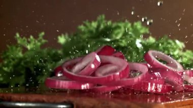 Doğranmış soğan kesme tahtasına düşer. 1000 fps 'de yüksek hızlı bir kamerayla çekildi. Yüksek kaliteli FullHD görüntüler