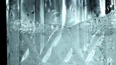 Sürahide votka damlatıyor. 1000 fps 'de yüksek hızlı bir kamerayla çekildi. Yüksek kaliteli FullHD görüntüler