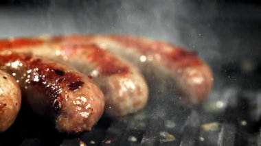 Sosisler yağ damlatarak tavada kızartılır. 1000 fps 'de yüksek hızlı bir kamerayla çekildi. Yüksek kaliteli FullHD görüntüler