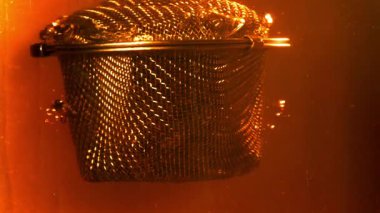 Sıcak suda çay demlemek için süzgeç. 1000 fps 'de yüksek hızlı bir kamerayla çekildi. Yüksek kaliteli FullHD görüntüler