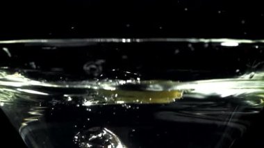 Zeytinler martini bardağına düşer. 1000 fps 'de yüksek hızlı bir kamerayla çekildi. Yüksek kaliteli FullHD görüntüler