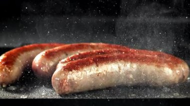 Sosisler yağ damlatarak tavada kızartılır. 1000 fps 'de yüksek hızlı bir kamerayla çekildi. Yüksek kaliteli FullHD görüntüler