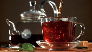 Siyah çay fincana dökülür. 1000 fps 'de yüksek hızlı bir kamerayla çekildi. Yüksek kaliteli FullHD görüntüler