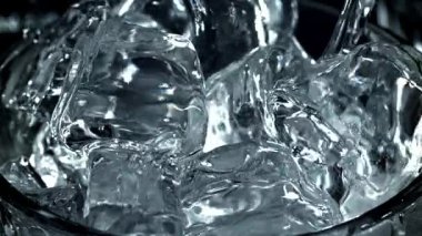 Buzlu votka. 1000 fps 'de yüksek hızlı bir kamerayla çekildi. Yüksek kaliteli FullHD görüntüler