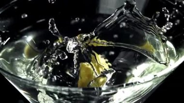 Zeytinler martini bardağına düşer. 1000 fps 'de yüksek hızlı bir kamerayla çekildi. Yüksek kaliteli FullHD görüntüler