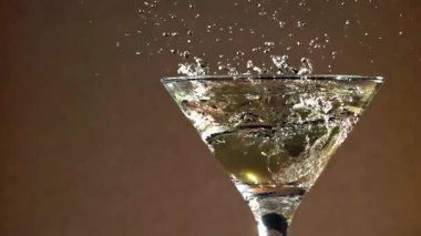 Zeytinler martini bardağına düşer. 1000 fps 'de yüksek hızlı bir kamerayla çekildi. Yüksek kaliteli FullHD görüntüler