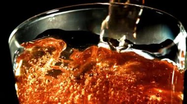 Siyah çay fincana dökülür. 1000 fps 'de yüksek hızlı bir kamerayla çekildi. Yüksek kaliteli FullHD görüntüler