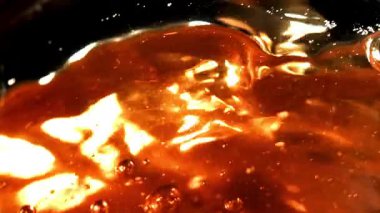 Siyah çay fincana dökülür. 1000 fps 'de yüksek hızlı bir kamerayla çekildi. Yüksek kaliteli FullHD görüntüler