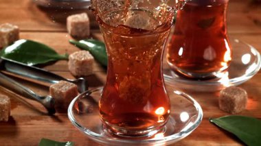 Bir küp şeker Türk çayına düşer. 1000 fps 'de yüksek hızlı bir kamerayla çekildi. Yüksek kaliteli FullHD görüntüler