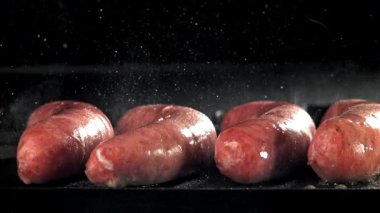 Sosisler yağ damlatarak tavada kızartılır. 1000 fps 'de yüksek hızlı bir kamerayla çekildi. Yüksek kaliteli FullHD görüntüler