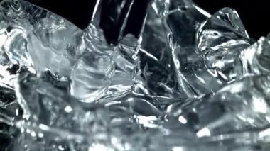 Buzlu votka. 1000 fps 'de yüksek hızlı bir kamerayla çekildi. Yüksek kaliteli FullHD görüntüler