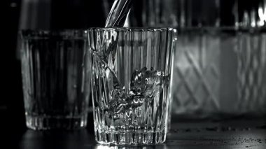 Votka bardağa doldurulur. 1000 fps 'de yüksek hızlı bir kamerayla çekildi. Yüksek kaliteli FullHD görüntüler