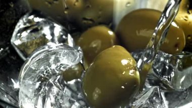 Martini, buzlu ve zeytinli bir bardağa doldurulur. 1000 fps 'de yüksek hızlı bir kamerayla çekildi. Yüksek kaliteli FullHD görüntüler