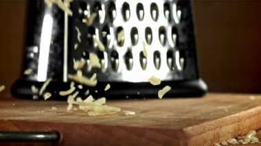 Izgara peynir ahşap tahtaya düşer. 1000 fps 'de yüksek hızlı bir kamerayla çekildi. Yüksek kaliteli FullHD görüntüler