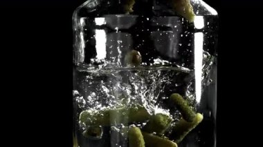 Kavanozda salatalık turşusu. 1000 fps 'de yüksek hızlı bir kamerayla çekildi. Yüksek kaliteli FullHD görüntüler