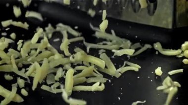 Rendelenmiş peynir masaya düşer. 1000 fps 'de yüksek hızlı bir kamerayla çekildi. Yüksek kaliteli FullHD görüntüler