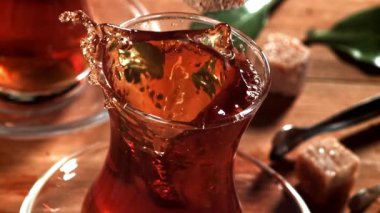 Bir küp şeker Türk çayına düşer. 1000 fps 'de yüksek hızlı bir kamerayla çekildi. Yüksek kaliteli FullHD görüntüler