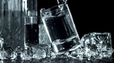 Bardakta votka masaya düşer. 1000 fps 'de yüksek hızlı bir kamerayla çekildi. Yüksek kaliteli FullHD görüntüler