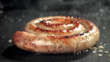 Sosisler ızgara. 1000 fps 'de yüksek hızlı bir kamerayla çekildi. Yüksek kaliteli FullHD görüntüler