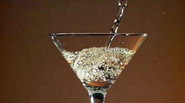 Martini bardağa doldurulur. 1000 fps 'de yüksek hızlı bir kamerayla çekildi. Yüksek kaliteli FullHD görüntüler