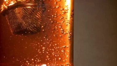 Sıcak suda çay demlemek için süzgeç. 1000 fps 'de yüksek hızlı bir kamerayla çekildi. Yüksek kaliteli FullHD görüntüler
