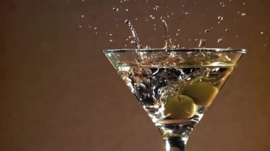 Zeytinler martini bardağına düşer. 1000 fps 'de yüksek hızlı bir kamerayla çekildi. Yüksek kaliteli FullHD görüntüler