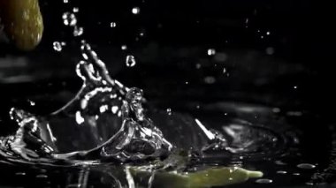 Salatalık turşusu salamura suya düşer. 1000 fps 'de yüksek hızlı bir kamerayla çekildi. Yüksek kaliteli FullHD görüntüler