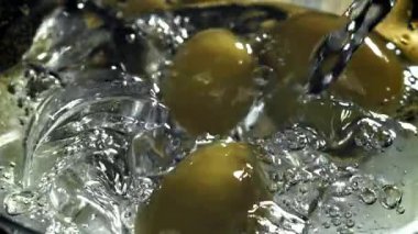 Martini, buzlu ve zeytinli bir bardağa doldurulur. 1000 fps 'de yüksek hızlı bir kamerayla çekildi. Yüksek kaliteli FullHD görüntüler