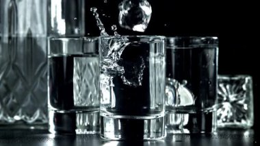 Buz bir bardak votkaya düşer. 1000 fps 'de yüksek hızlı bir kamerayla çekildi. Yüksek kaliteli FullHD görüntüler