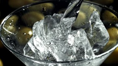 Buzlu martini. 1000 fps 'de yüksek hızlı bir kamerayla çekildi. Yüksek kaliteli FullHD görüntüler