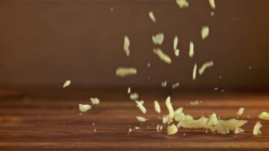 Izgara peynir ahşap tahtaya düşer. 1000 fps 'de yüksek hızlı bir kamerayla çekildi. Yüksek kaliteli FullHD görüntüler
