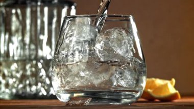 Votka bardağa doldurulur. 1000 fps 'de yüksek hızlı bir kamerayla çekildi. Yüksek kaliteli FullHD görüntüler