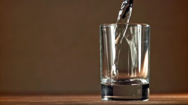 Votka bardağa doldurulur. 1000 fps 'de yüksek hızlı bir kamerayla çekildi. Yüksek kaliteli FullHD görüntüler