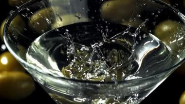 Zeytinler martini bardağına düşer. 1000 fps 'de yüksek hızlı bir kamerayla çekildi. Yüksek kaliteli FullHD görüntüler