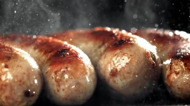 Sosisler yağ damlatarak tavada kızartılır. 1000 fps 'de yüksek hızlı bir kamerayla çekildi. Yüksek kaliteli FullHD görüntüler