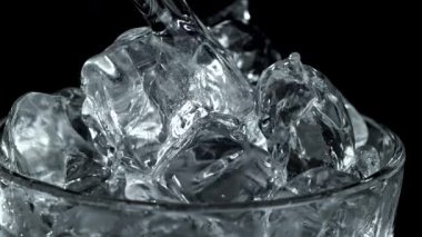 Buzlu votka. 1000 fps 'de yüksek hızlı bir kamerayla çekildi. Yüksek kaliteli FullHD görüntüler