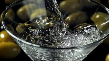 Martini bardağa doldurulur. 1000 fps 'de yüksek hızlı bir kamerayla çekildi. Yüksek kaliteli FullHD görüntüler