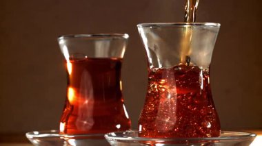 Türk çayı bardağa dökülür. 1000 fps 'de yüksek hızlı bir kamerayla çekildi. Yüksek kaliteli FullHD görüntüler