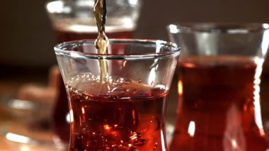 Türk çayı bardağa dökülür. 1000 fps 'de yüksek hızlı bir kamerayla çekildi. Yüksek kaliteli FullHD görüntüler