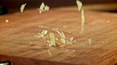 Izgara peynir ahşap tahtaya düşer. 1000 fps 'de yüksek hızlı bir kamerayla çekildi. Yüksek kaliteli FullHD görüntüler