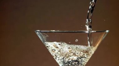 Martini bardağa doldurulur. 1000 fps 'de yüksek hızlı bir kamerayla çekildi. Yüksek kaliteli FullHD görüntüler
