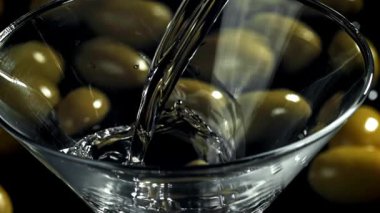 Martini bardağa doldurulur. 1000 fps 'de yüksek hızlı bir kamerayla çekildi. Yüksek kaliteli FullHD görüntüler