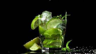 Buz mojito kokteyline düşer. 1000 fps 'de yüksek hızlı bir kamerayla çekildi. Yüksek kaliteli FullHD görüntüler