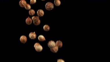 Kişniş taneleri uçup gidiyor. 1000 fps 'de yüksek hızlı bir kamerayla çekildi. Yüksek kaliteli FullHD görüntüler