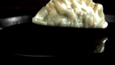 Geleneksel gyoze köfteleri soya sosuna dökülüyor. 1000 fps 'de yüksek hızlı bir kamerayla çekildi. Yüksek kaliteli FullHD görüntüler