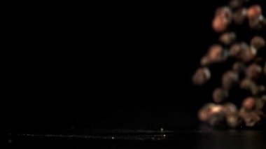 Karabiber masaya düşer. 1000 fps 'de yüksek hızlı bir kamerayla çekildi. Yüksek kaliteli FullHD görüntüler